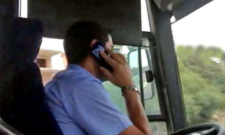 চলন্ত গাড়িতে চালকের মোবাইল ব্যবহার, ৬২ মামলা