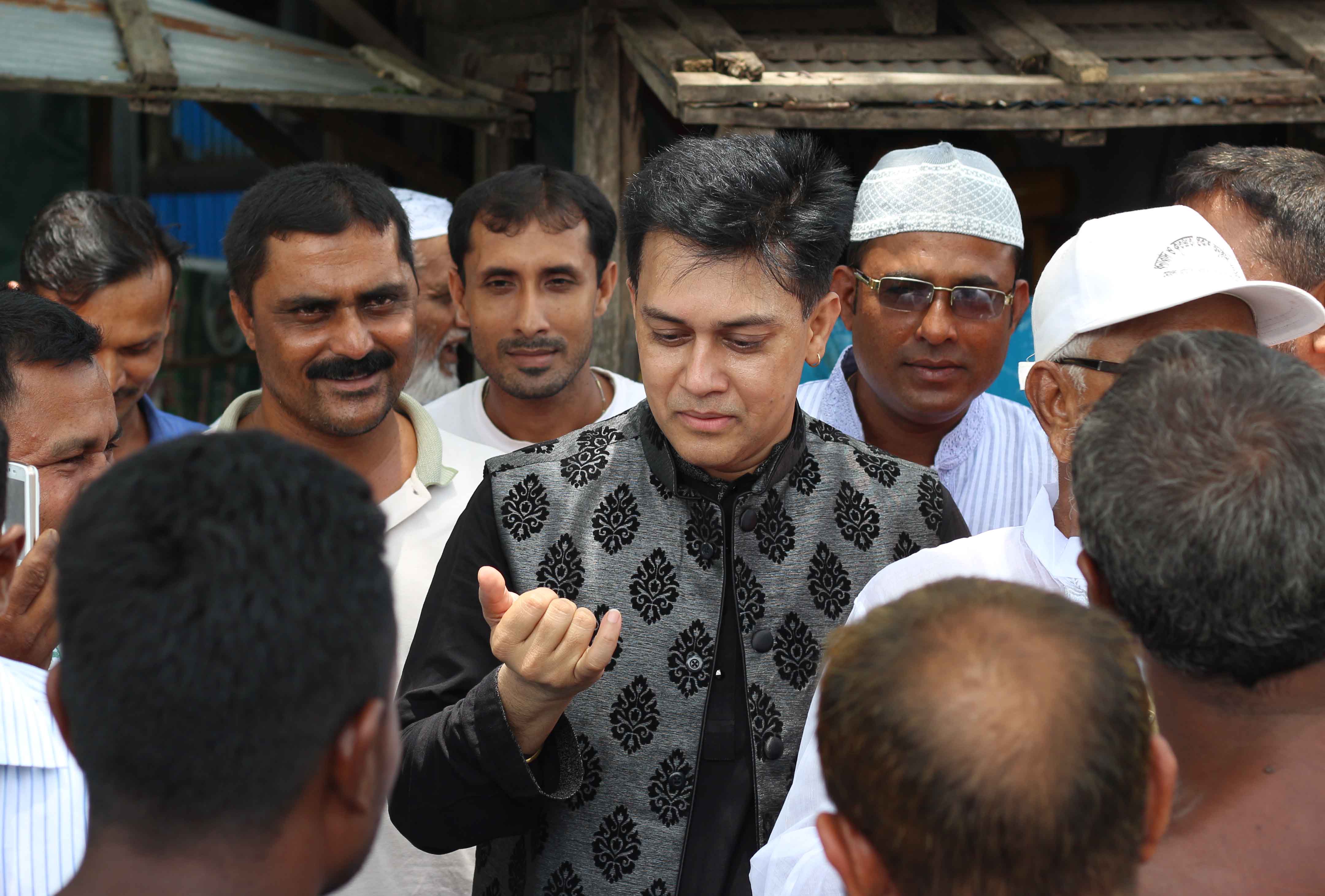 মংলায় টর্নেডোর ছোবলে ক্ষতিগ্রস্ত মানুষের পাশে চিত্র নায়ক শাকিল খাঁন