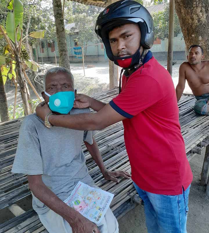 নীলফামারী লক্ষীচাপে নিজস্ব অর্থায়নে  মাস্ক, সাবান, টিসু ও জনসচেতনামুলক লিফলেট বিতরণ