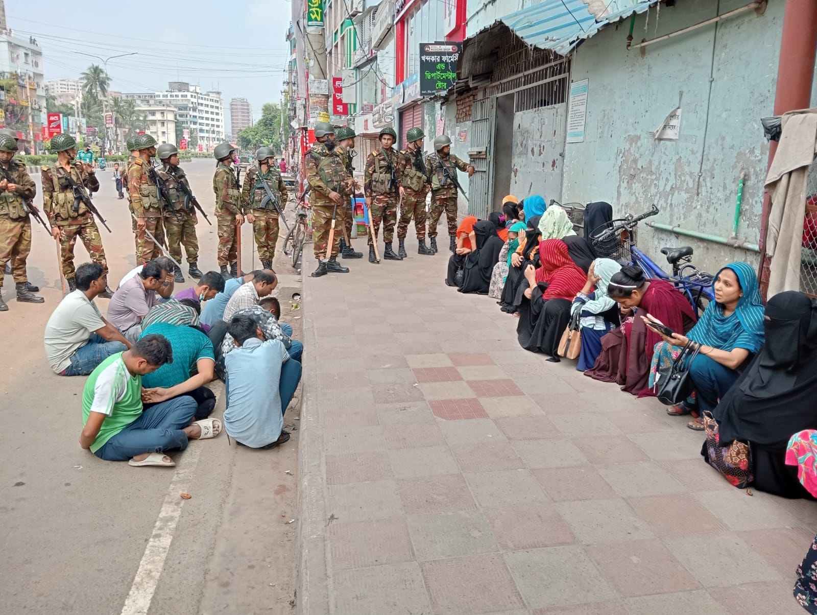 কাফরুলে শ্রমিক আন্দোলনে সেনাবাহিনীর গাড়ি ও পুলিশের লেগুনায় আগুন
