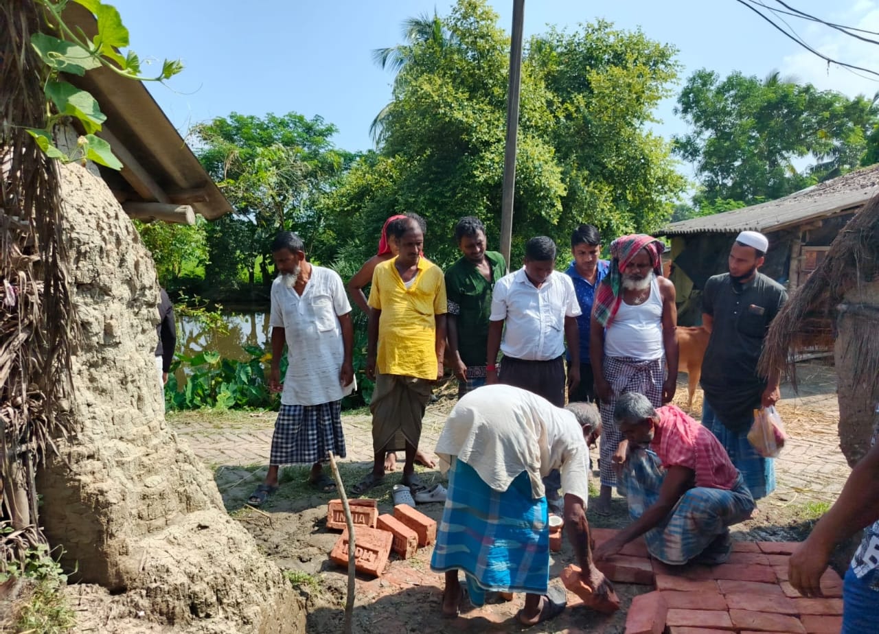 প্রত্যন্ত সুন্দরবনে হিন্দু যুবকের উদ্যোগে তৈরী হচ্ছে কবরস্থান