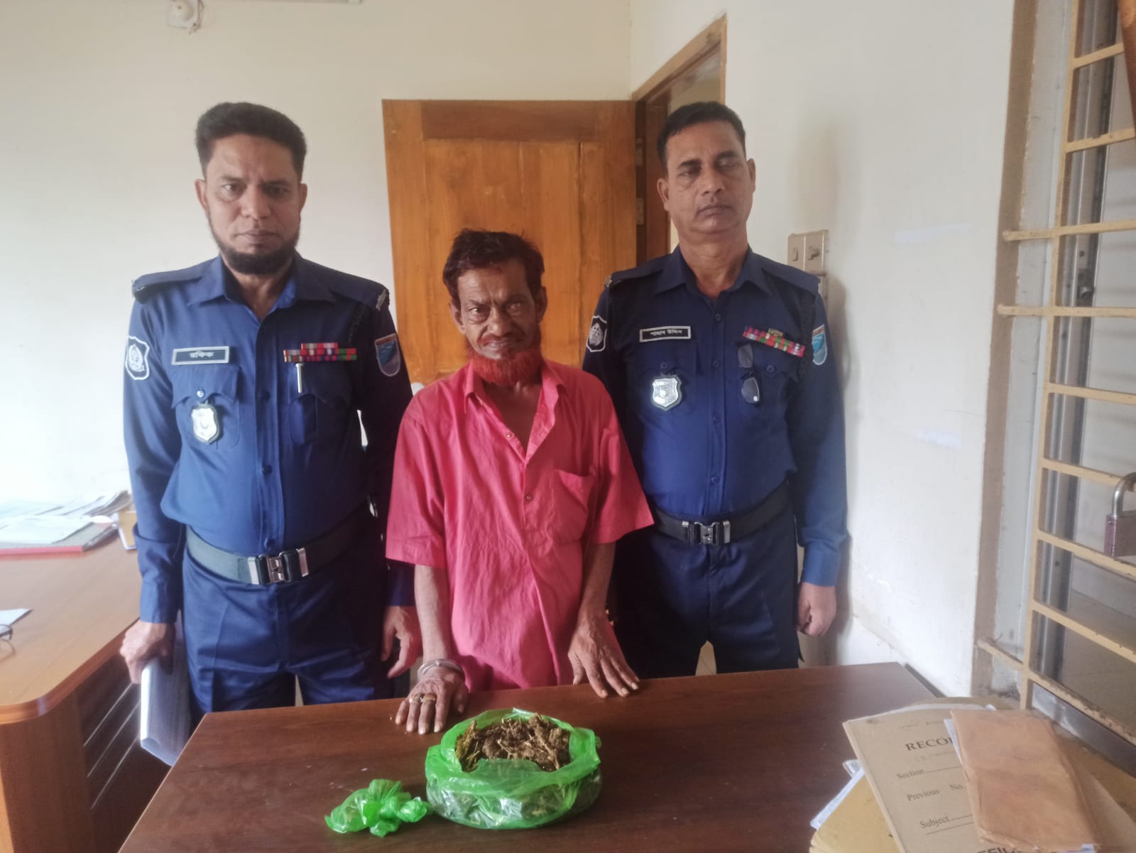 মনোহরদীতে পুলিশের অভিযানে ২০০ গ্রাম গাঁজাসহ মাদক ব্যবসায়ী গ্রেপ্তার