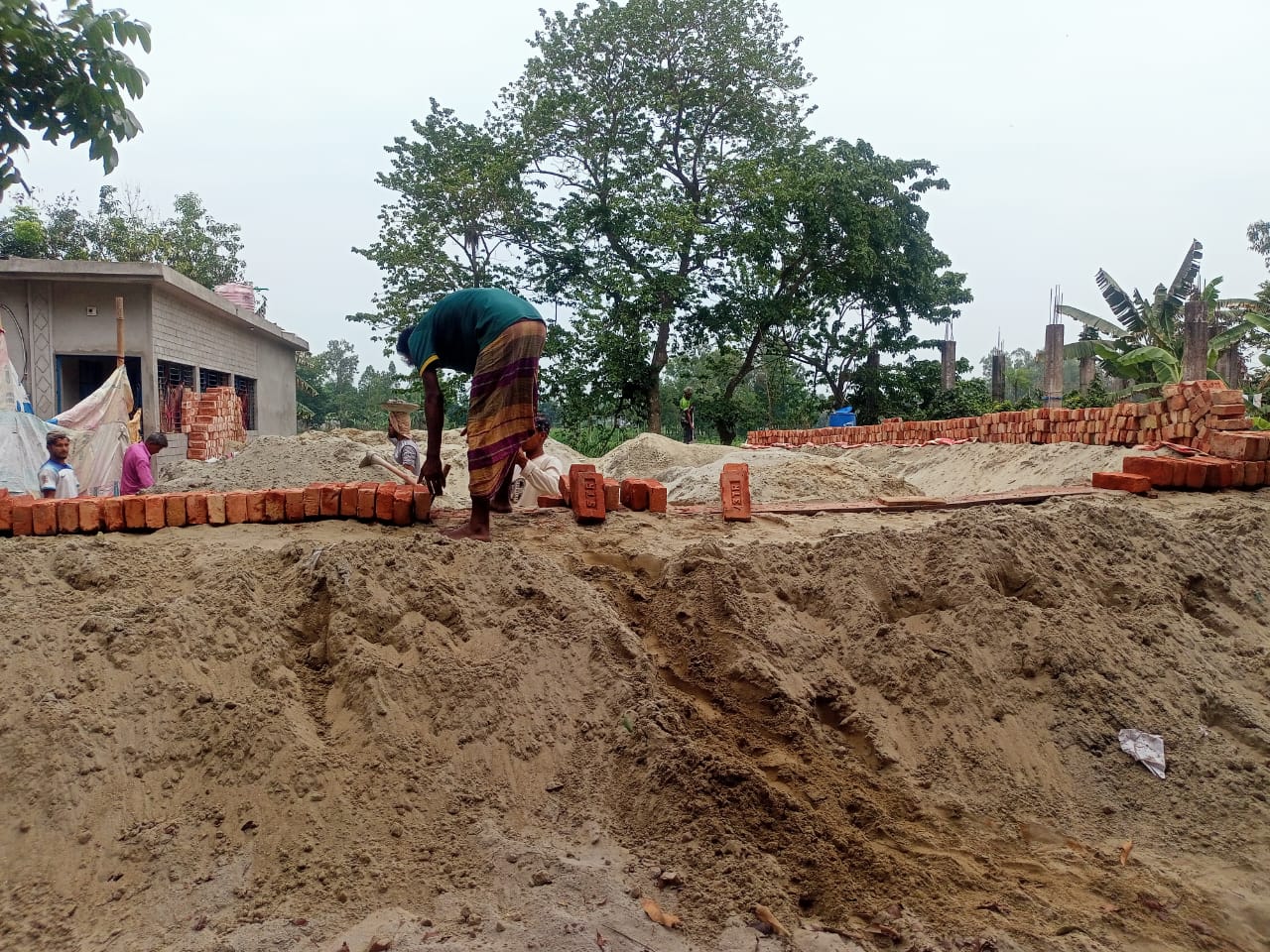 নরসিংদী হাজীপুরে  আদালতের নিষেধাজ্ঞা অমান্য করে  পাকা বাড়ী নির্মাণ করে জমি দখল