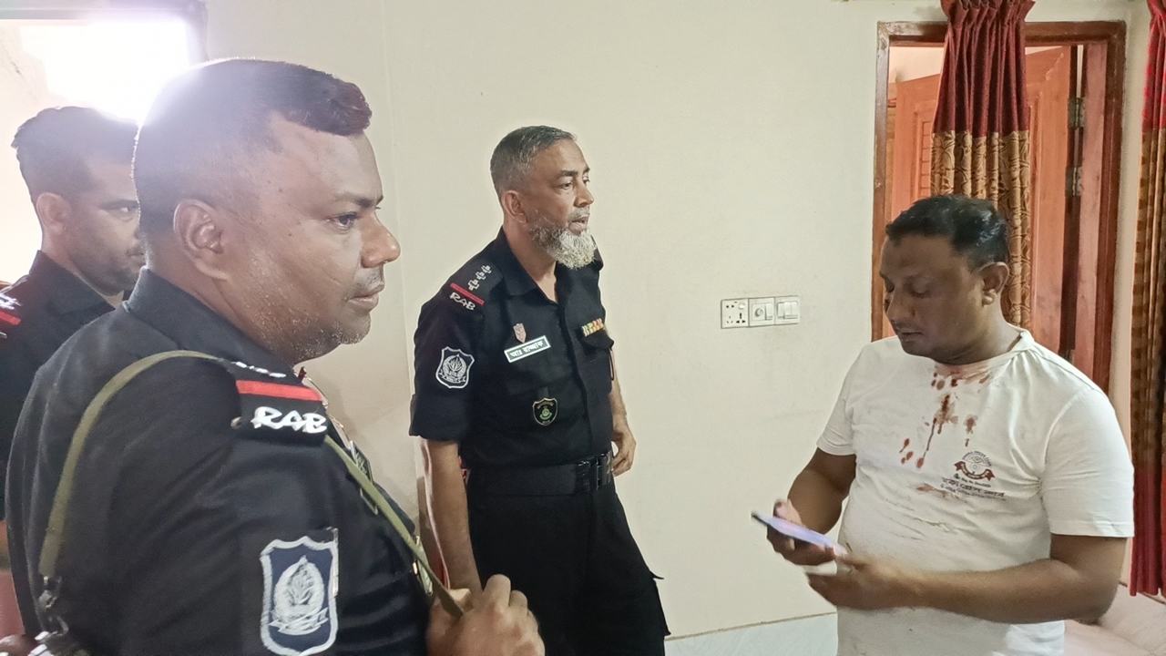 চাঁদা না দেওয়ায় সাংবাদিকের উপর হাতুড়ি হামলা