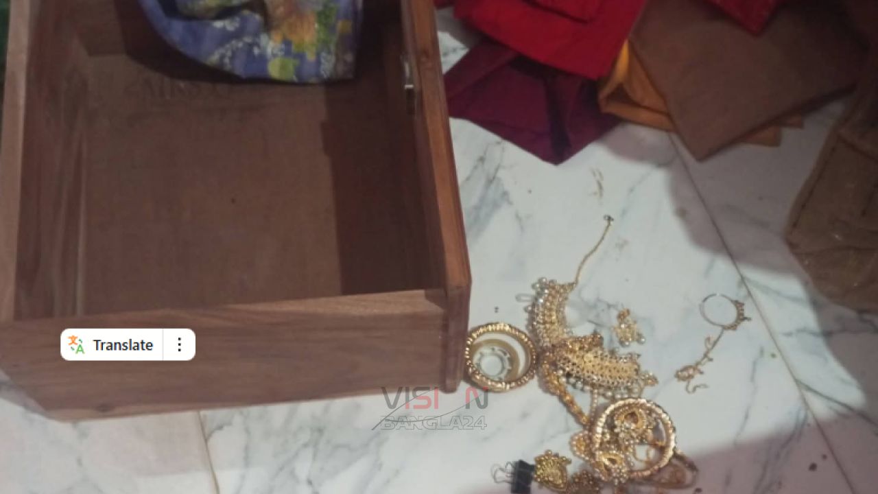 সিংড়ায় গেট ভেঙে বাড়িতে হামলা, পরিবারের সদস্যদের জিম্মি করে লুটপাট
