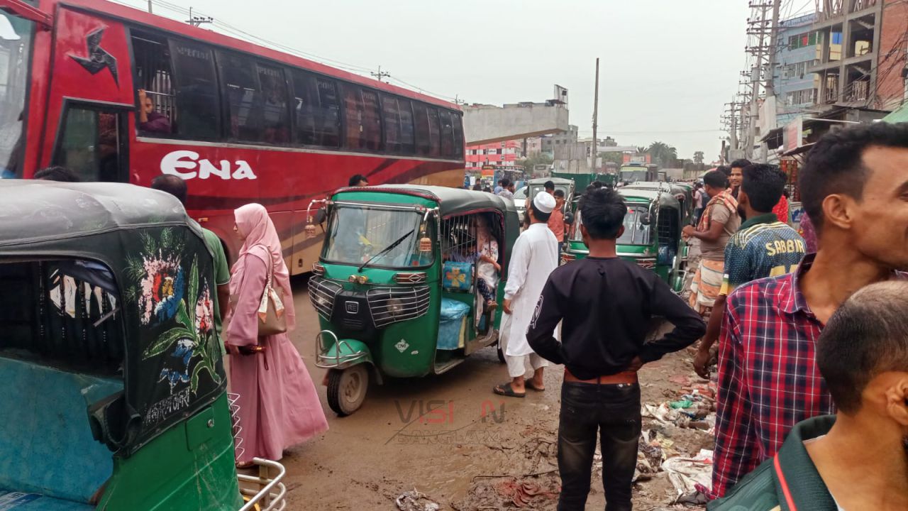 ঈদযাত্রায় সাধারণ মানুষের পকেট কাটছে চালক সিন্ডিকেট, দেখার কেউ নেই