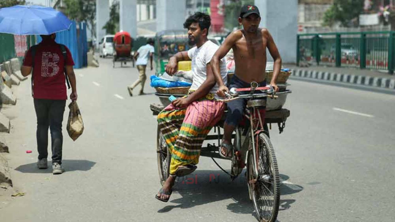 তাপে পুড়ছে ৪০ জেলা, বিপর্যস্ত জনজীবন
