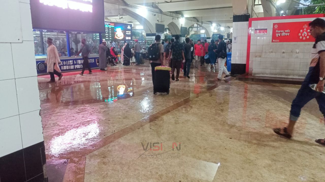 কমলাপুর রেলওয়ে স্টেশনে বৃষ্টিতে পানি জমার ভোগান্তি