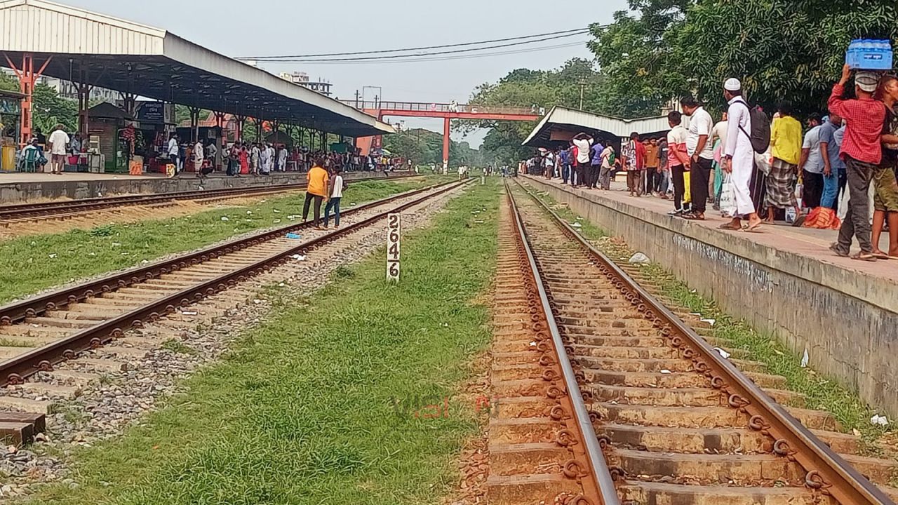 রেলের ঘড়িতে চলে না ‘তিতাস’