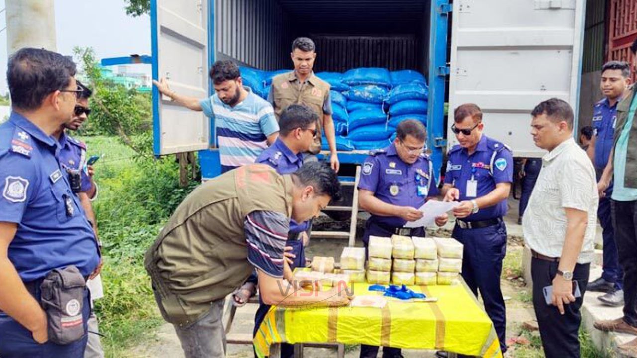 কাভার্ডভ্যানে লুকিয়ে ঢাকায় পাচারকালে ১ লাখ ৬০ হাজার পিস ইয়াবাসহ আটক ৫