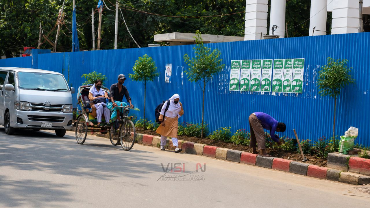 ফুটপাত গিলে খাচ্ছেন শিল্পপতি কাদির মোল্লা, নীরব পৌর প্রশাসন!