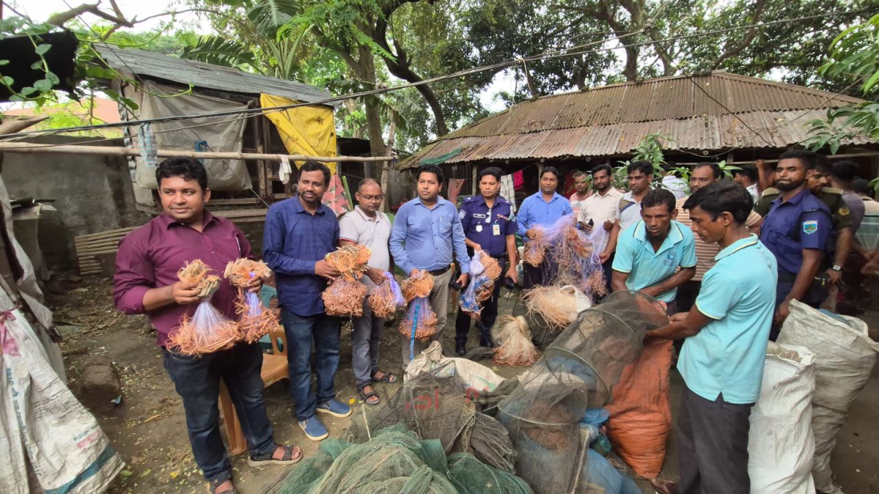 সিংড়ায় ২০ লাখ টাকার অবৈধ চায়না দুয়ারি জাল জব্দ