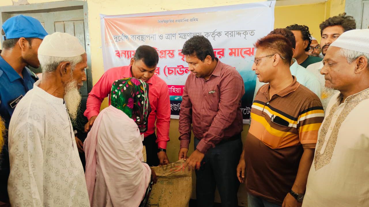 সিংড়ায় বন্যায় ক্ষতিগ্রস্ত ৬৮৬ কৃষকের পাশে সরকার, বিতরণ করা হলো চাল