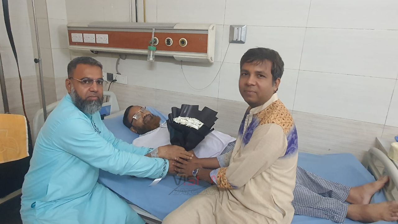 মোজাম্মেল হক চৌধুরীর রোগমুক্তি কামনায় হাসপাতালে যাত্রী অধিকার সংরক্ষণ পরিষদের নেতারা
