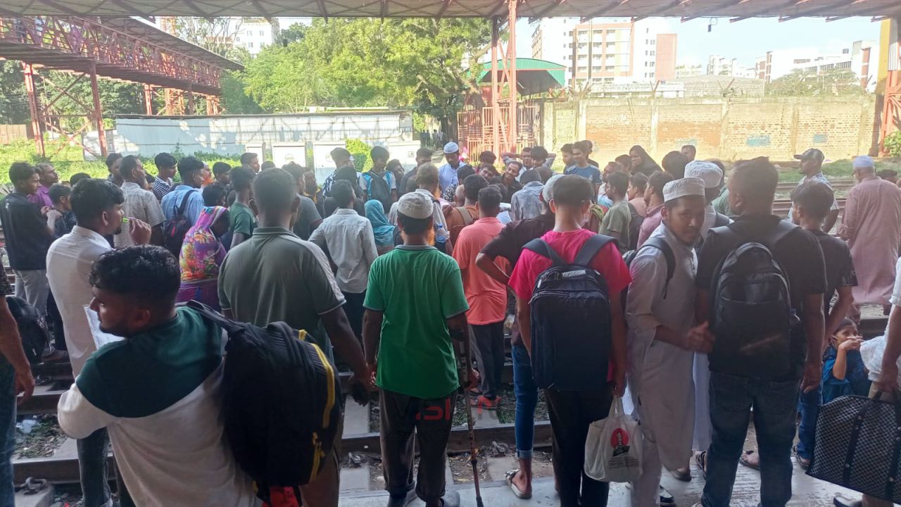 জাদুর নামে প্রতারণা ও পকেটমারের অভয়ারণ্য, দেখার কি কেউ নেই?