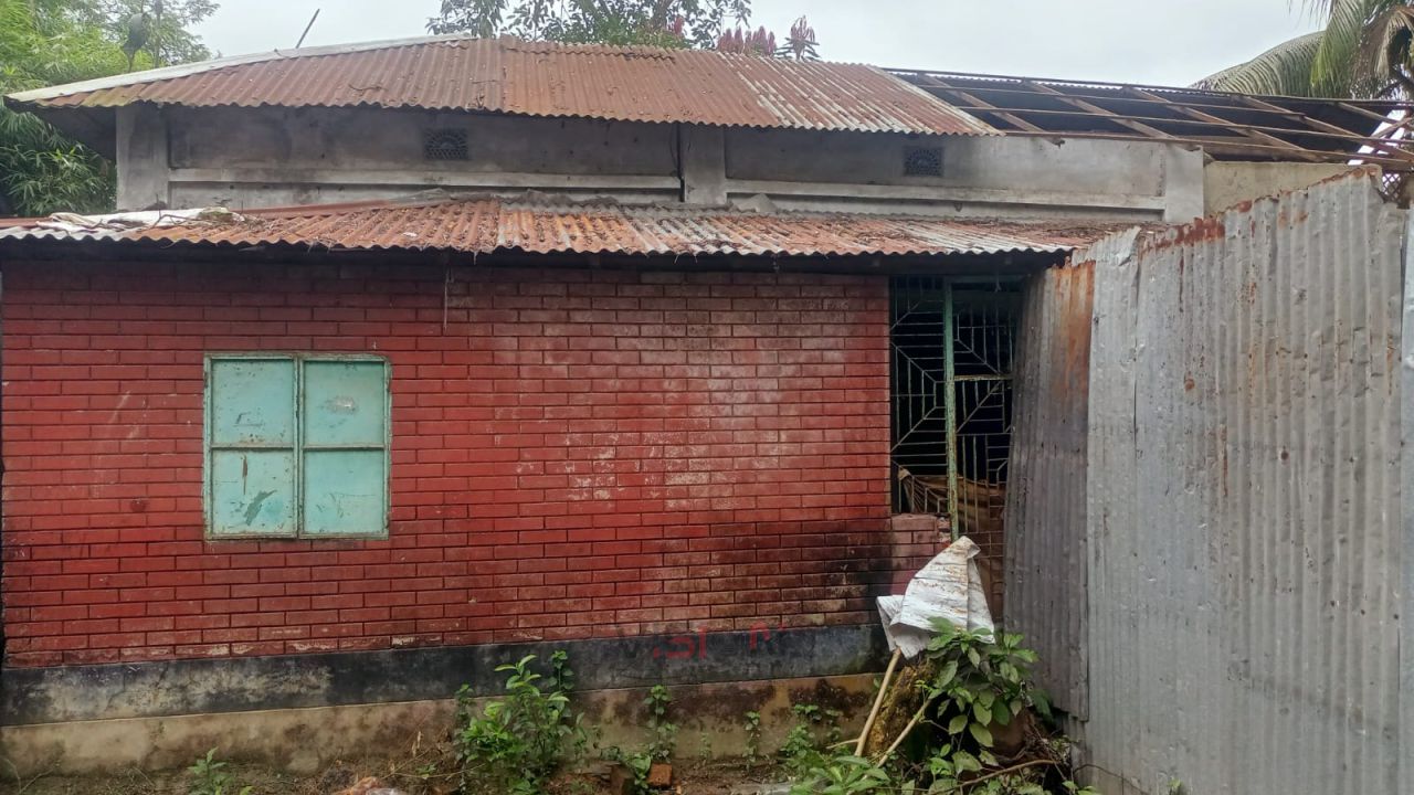 স্বামীর ভিটে রক্ষায় চরম নিরাপত্তাহীনতায় পরিবার