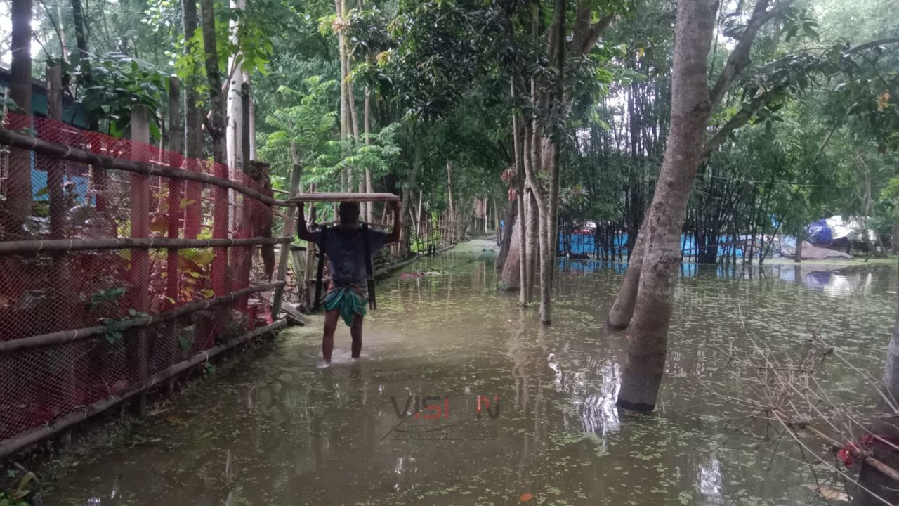 সামান্য বৃষ্টিতেই জলাবদ্ধতায় স্থবির জনজীবন