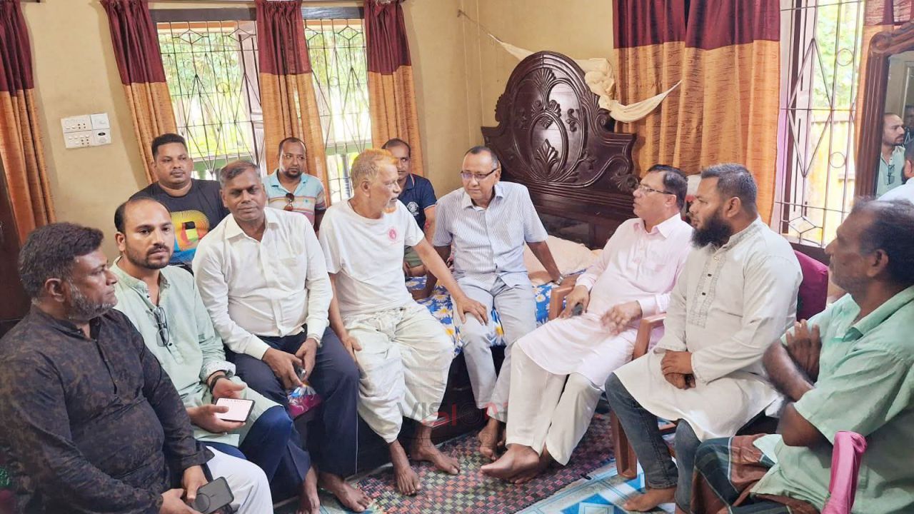 হোসেন শিকদারের শারীরিক অবস্থার খোঁজ নিতে উপজেলা বিএনপি নেতৃবৃন্দের সাক্ষাৎ
