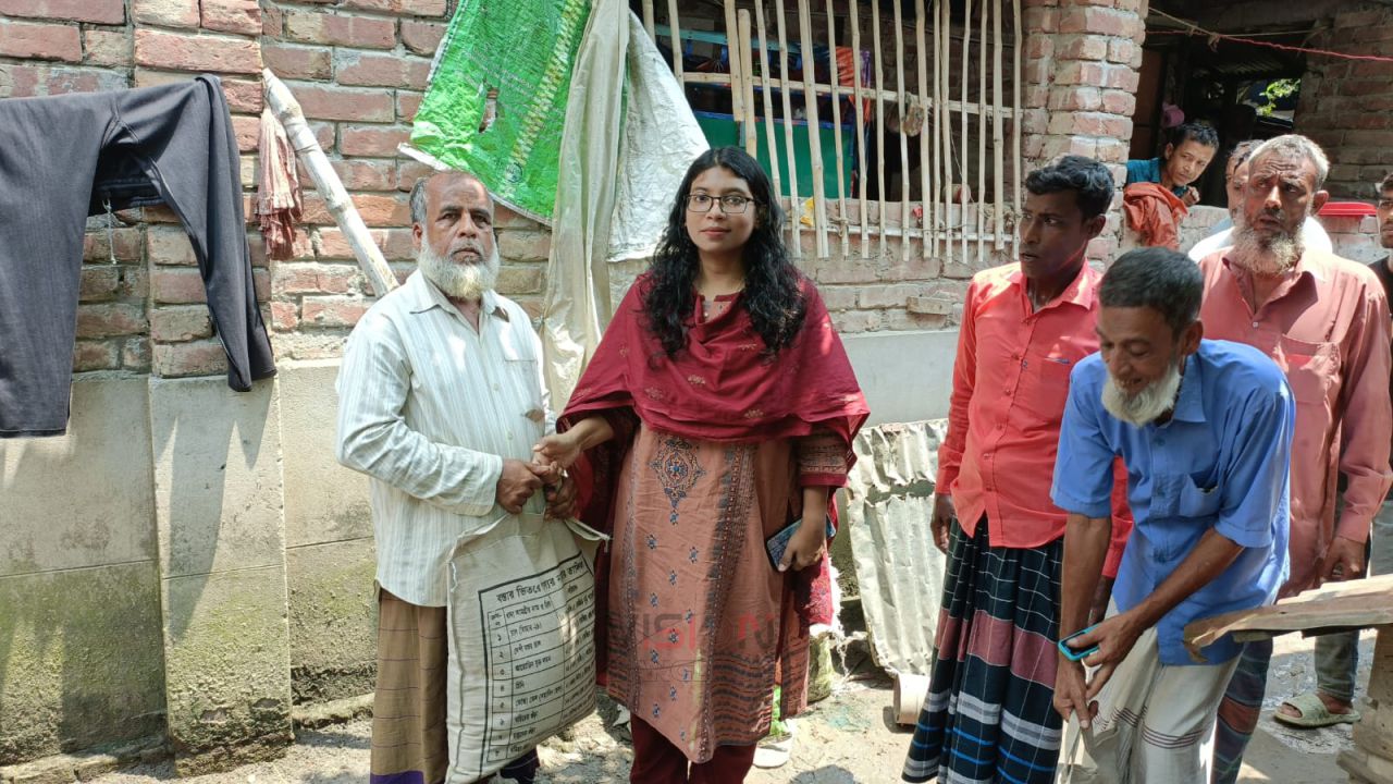 অগ্নিকাণ্ডে নিঃস্ব কৃষক পরিবারের পাশে সিংড়া উপজেলা প্রশাসন