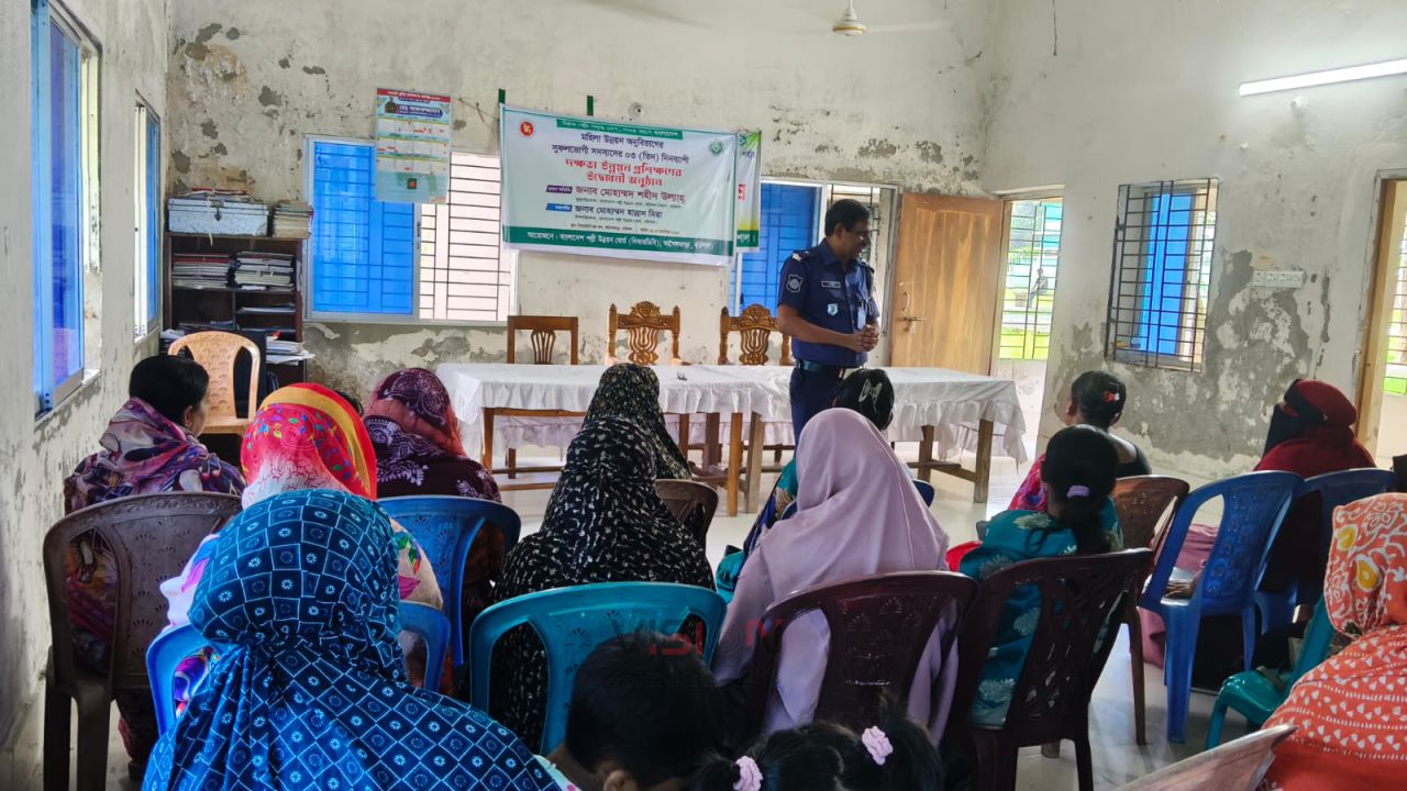 আগৈলঝাড়ায় বিআরডিবির অনুষ্ঠানে ওসি মাসুদ খানের গণসচেতনতামূলক প্রশিক্ষণ