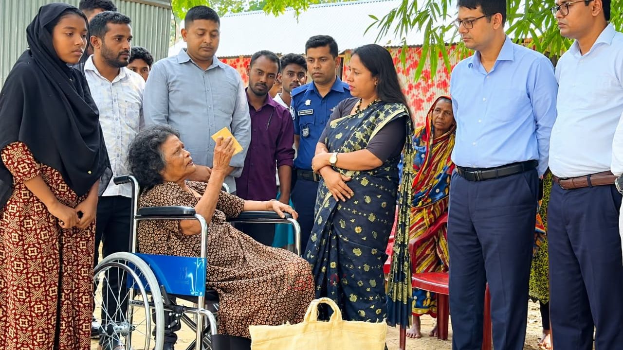 চার দেয়ালের বন্দিত্ব ভেঙে ঝমেলার জীবনে স্বস্তি, পাশে দাঁড়াল জেলা প্রশাসন