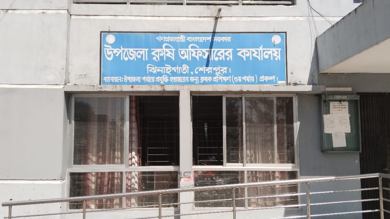 নামে বে-নামে অভিযোগ দিয়ে কৃষি কর্মকর্তাকে হয়রানি