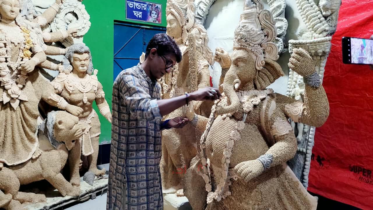 কুমিল্লায় ২৫ কেজি ধানশীষে ছয়মাস যাবত তৈরি প্রতিমা