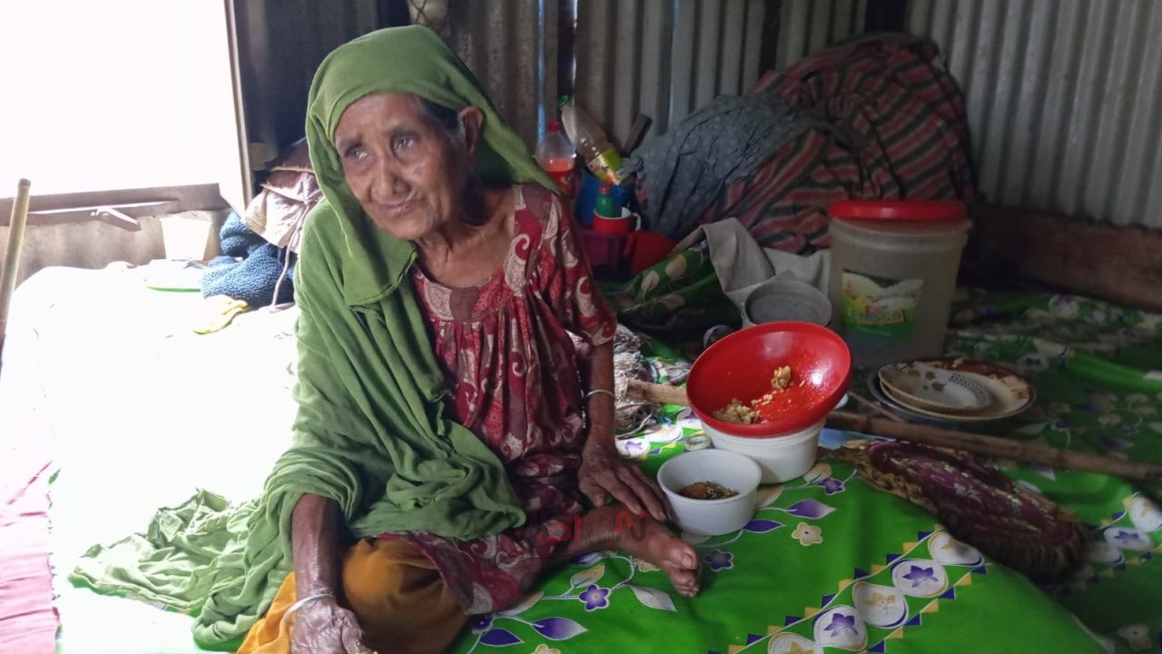 তিতাসে অসহায় বৃদ্ধা মজিদা খাতুনকে মারধর করে ঘরছাড়া করলেন আপন ছেলে-বউ