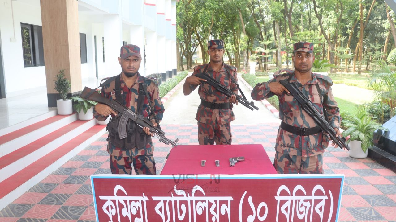 কুমিল্লায় পরিত্যক্ত বস্তা থেকে বিদেশি পিস্তল ও দুই ম্যাগাজিন উদ্ধার