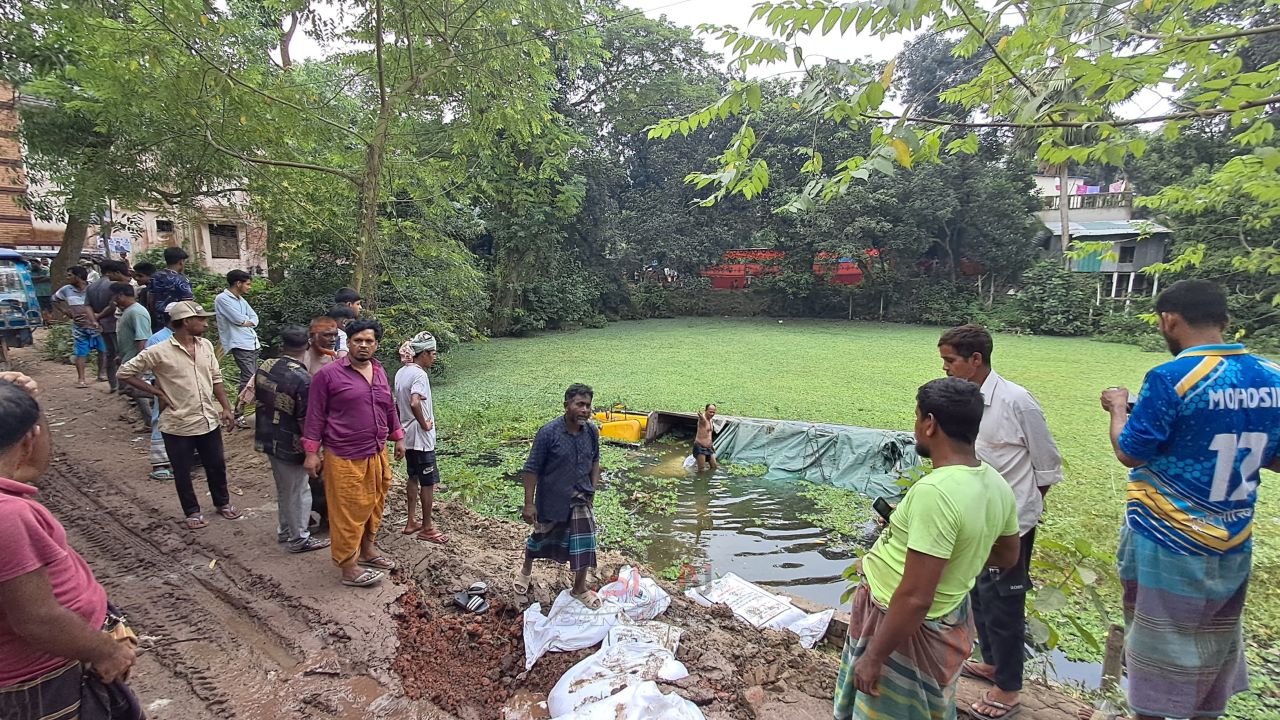 মির্জাপুরে পুকুরে ডুবল ৩০০ বস্তা সার