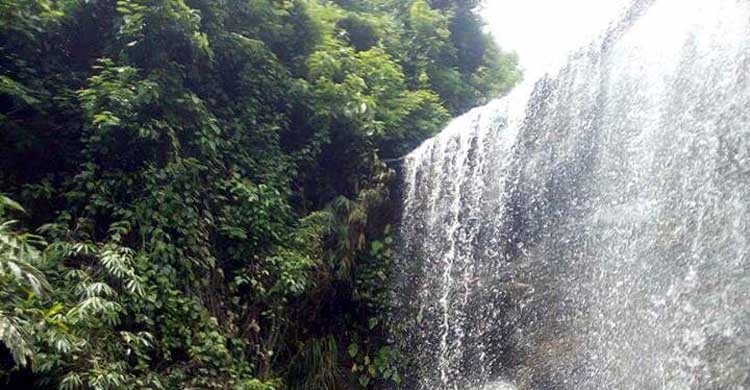 ঝরনার ঝিরিপথে পলিথিন হাতে