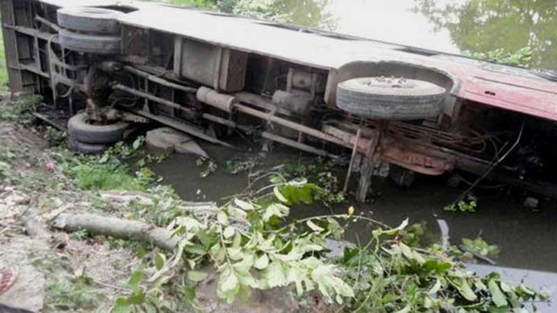 নাইট কোচ আটকানোর সময় উল্টে খাদে, নিহত ২ আহত ৩০
