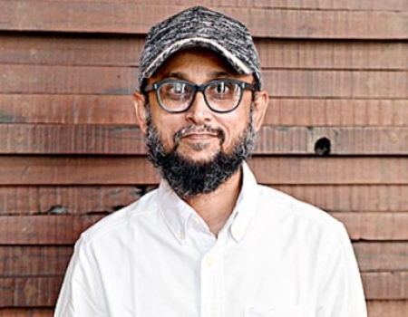 ‘হুমায়ুন আহমেদকে মাথায় নিয়ে ডুব দেখতে যাবেন না’