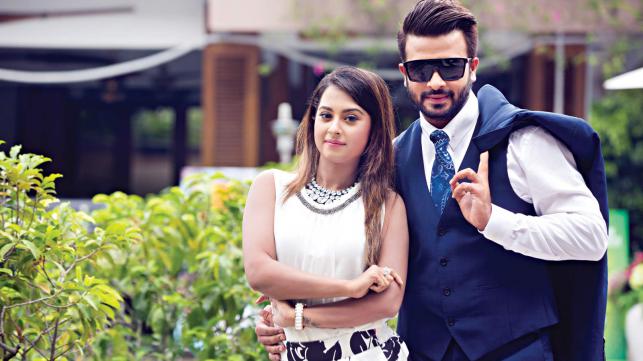 হাসপাতালে অসুস্থ শাকিবের সেবাযত্ন করছেন বুবলী