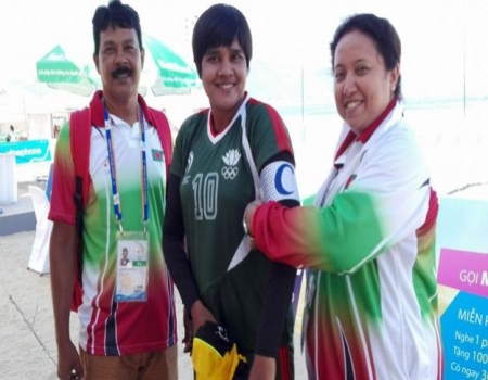 ঢাকার পুরুষ হ্যান্ডবল দলে নারী কোচ