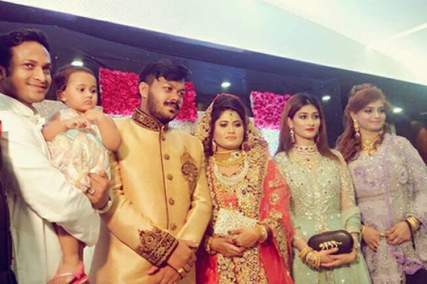 এমপি’র ভাইয়ের ছেলের কাছে বোনের বিয়ে, বরকে গাড়ী উপহার দিলেন সাকিব!