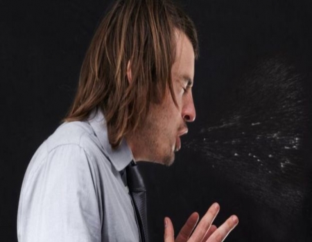 হাঁচি চাপার চেষ্টা করতে গিয়ে ছিঁড়ে গেল গলার পেশী!