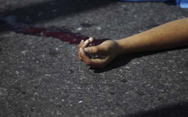 রাজধানীতে ছিনতাইকারীর গাড়ির চাকায় পিষ্ট নারী