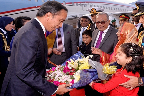 বিমানবন্দরে  লালগালিচা সংবর্ধনা ইন্দোনেশিয়ার প্রেসিডেন্টকে