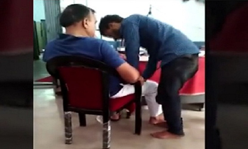 ‘আগে পা টিপে দাও, পরে অভিযোগ শুনব’ -পুলিশ