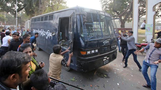প্রিজন ভ্যানের তালা ভেঙে কর্মী ছিনিয়ে নিল বিএনপি