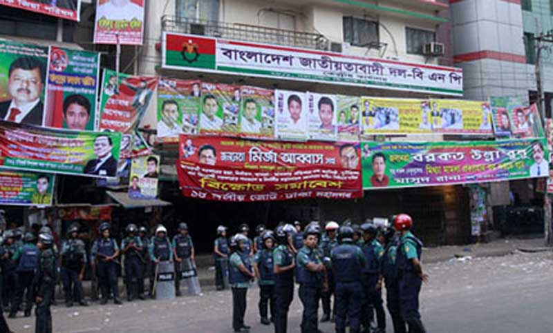 বিএনপি কার্যালয়ের সামনে পুলিশের লাঠিপেটা, আটক ১১