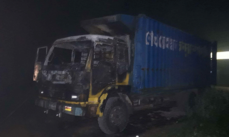 ফেনীতে কাভার্ড ভ্যানে আগুন