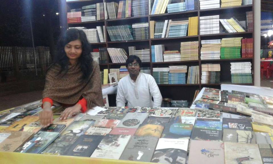 বইমেলায় পাঠকের চোখ খুঁজে বেড়ায় কবিতার বই