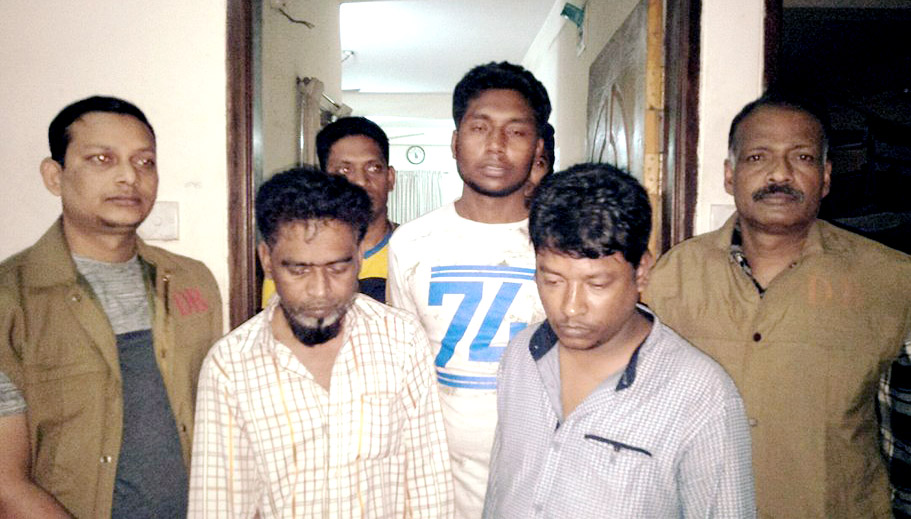 আশুলিয়ায় আন্তঃজেলা ডাকাত দলের ৪ সদস্য আটক