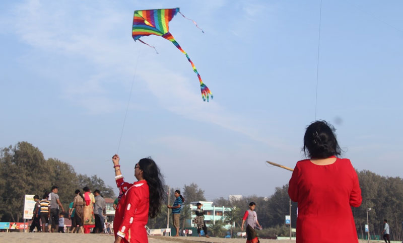 সমুদ্র সৈকতে ঘুড়ি উৎসবে আনন্দে মেতেছে পর্যটক