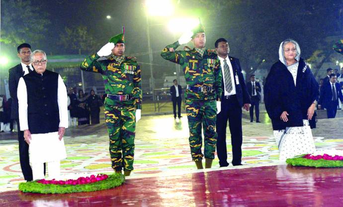 শহীদ মিনারে প্রথম প্রহরে রাষ্ট্রপতি ও প্রধানমন্ত্রীর শ্রদ্ধা