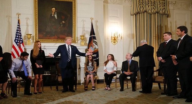 শিক্ষকদের হাতে অস্ত্র চান ট্রাম্প