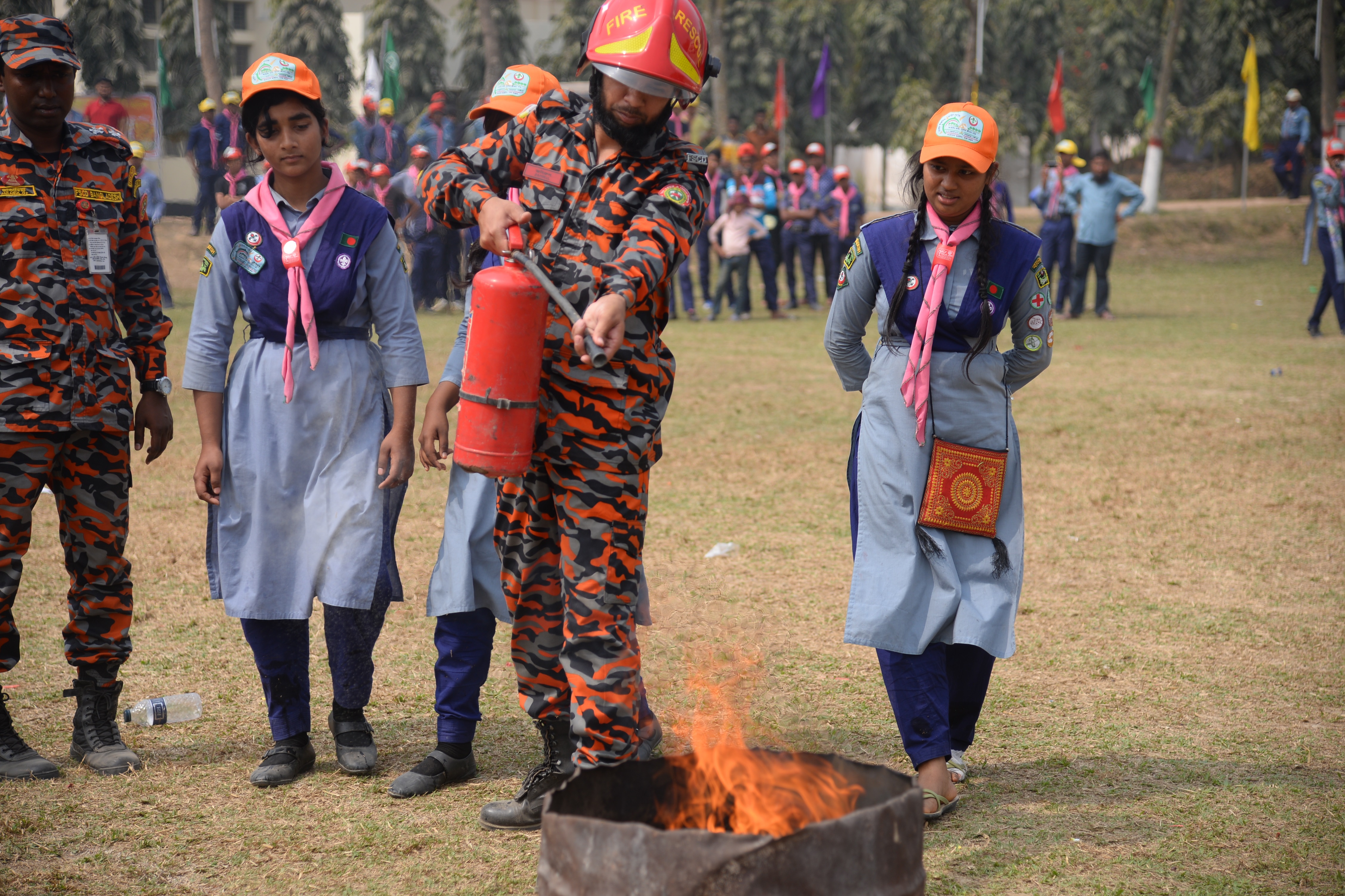 উদ্ধার ও অগ্নি নির্বাপনের কৌশল রপ্ত করলো স্কাউটরা সমাবেশের ৩য় দিনে
