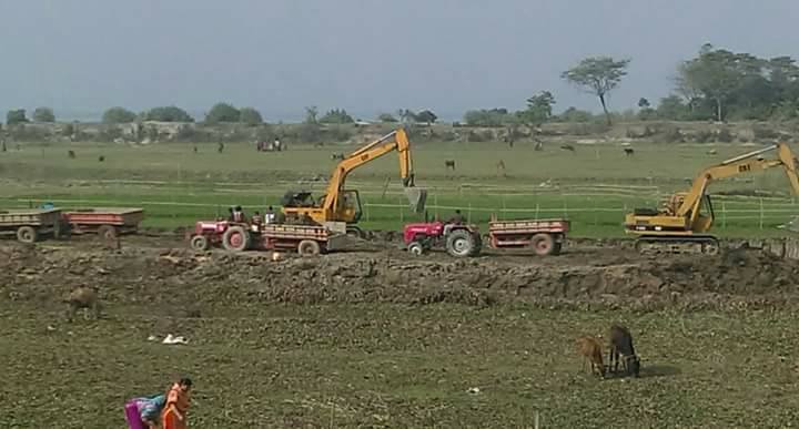 গজারিয়ায় ফসলি জমির মাটি যাচ্ছে ইটভাটায়: বিপন্ন হচ্ছে পরিবেশ।